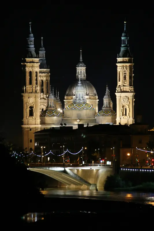 El Pilar de noche
